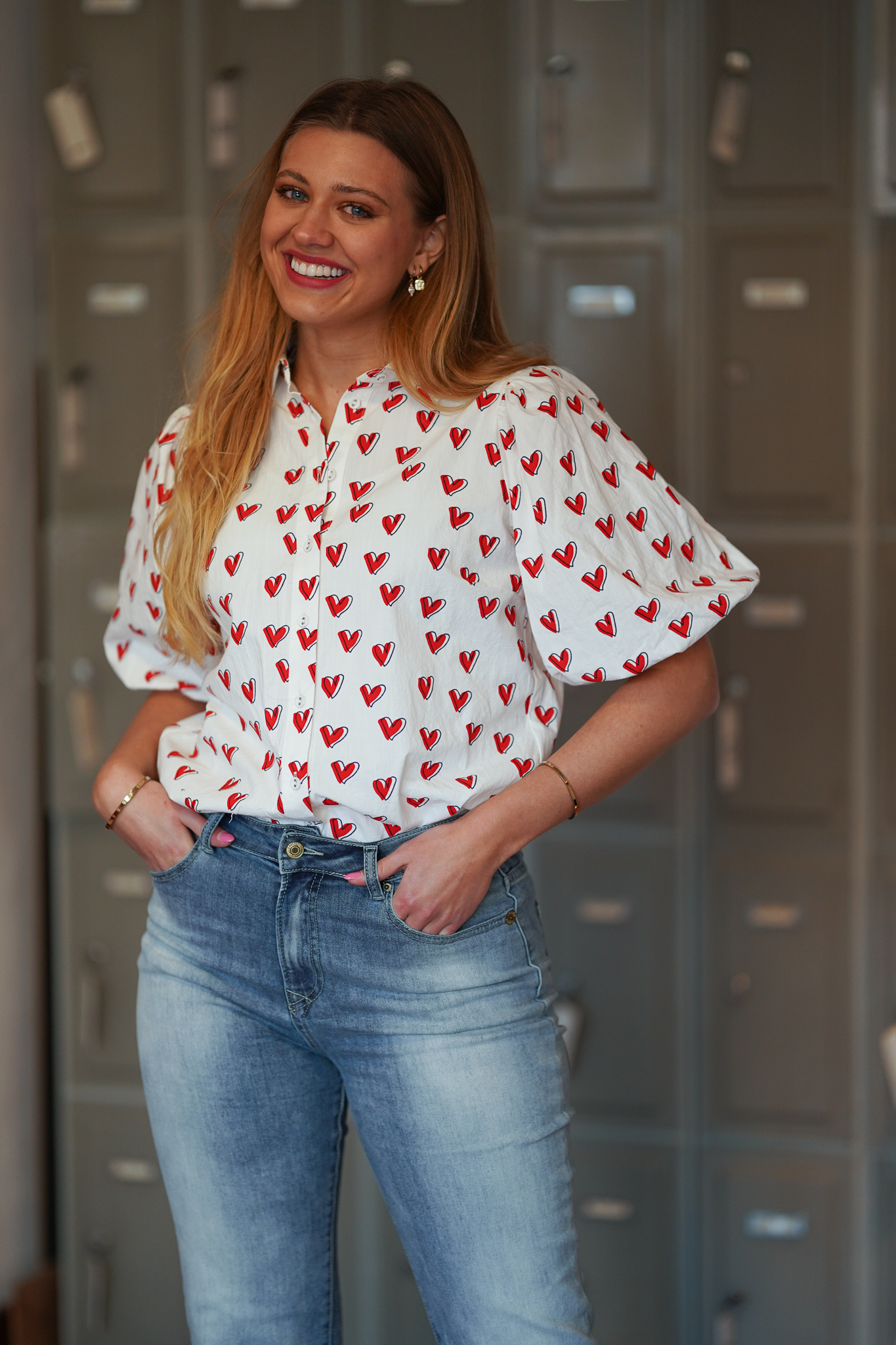 boeren koelkast mug Sisters Point Ella red heart blouse met hartjes en grote pofmouwen - wit/ rood - Muts Fashion